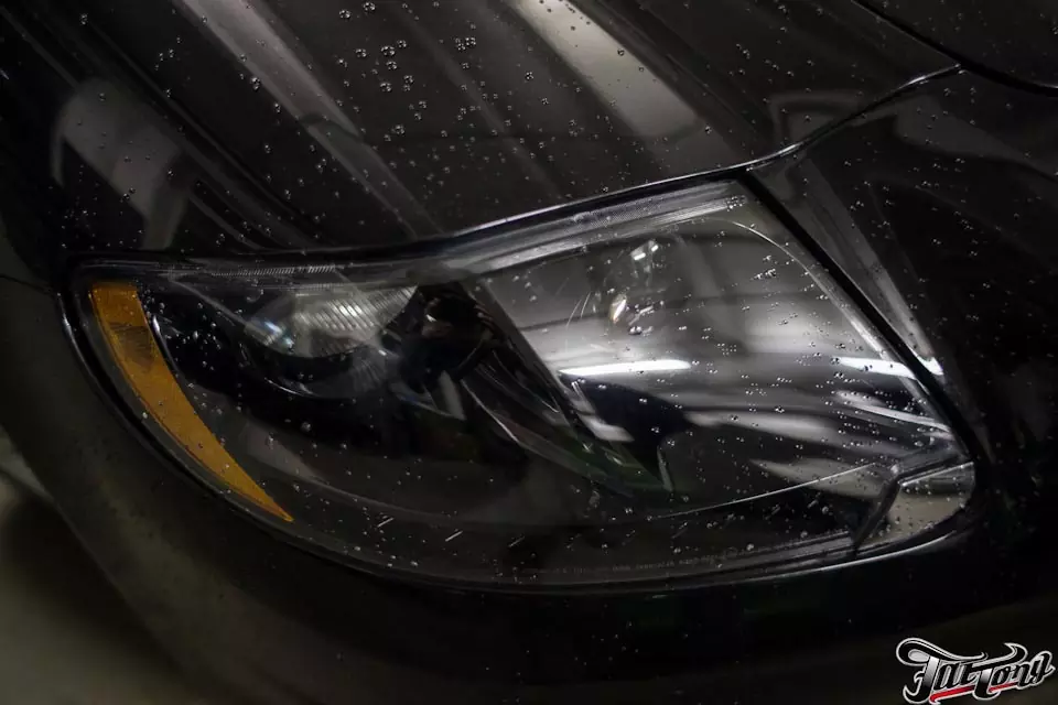 Maserati Quattroporte. Окрас масок фар в черный глянец.